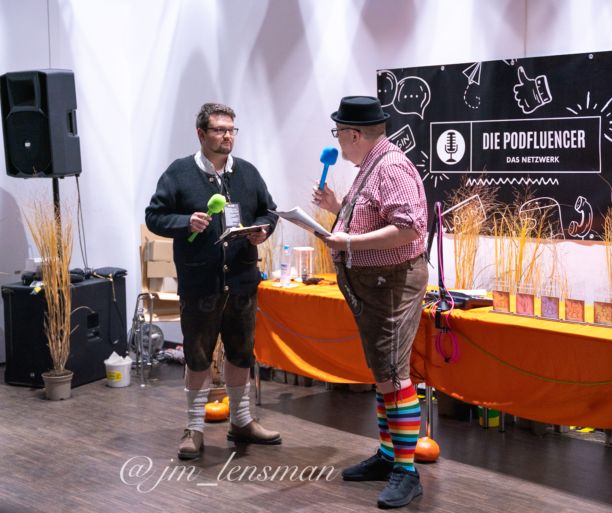 Moderation in Tracht auf der Bühne beim Podfluencer Festival 2025