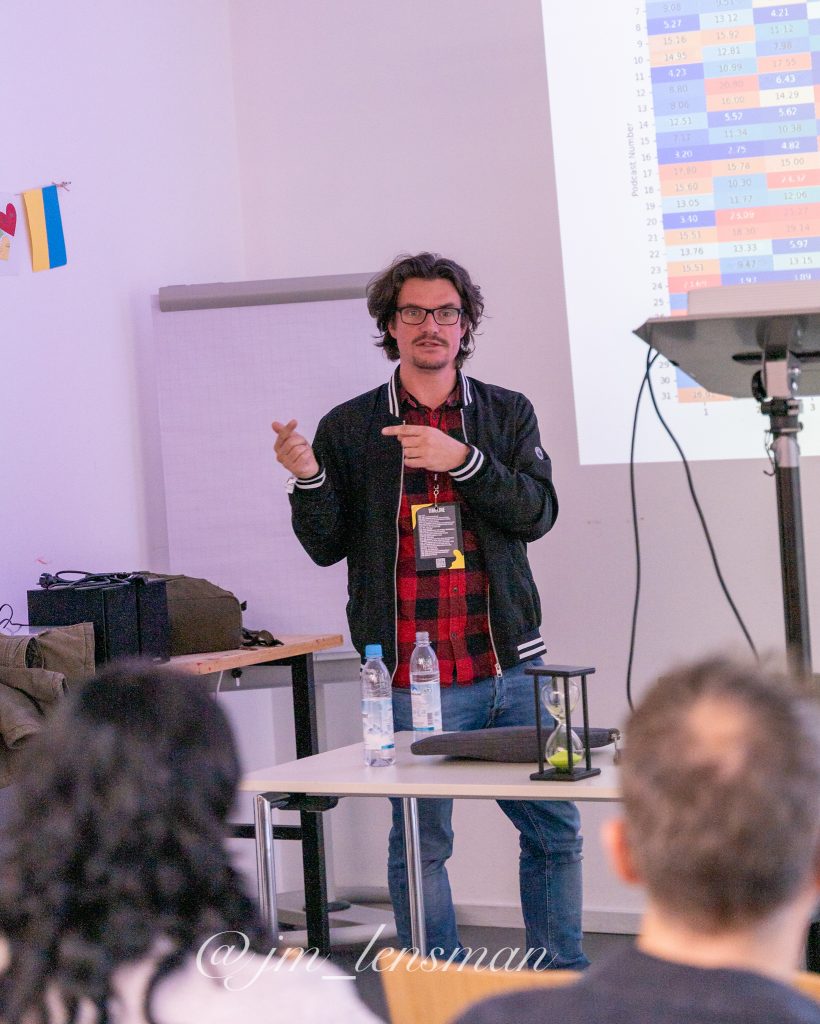 Ein Referent erklärt im Workshop beim Festival 2025 etwas mit beiden Händen