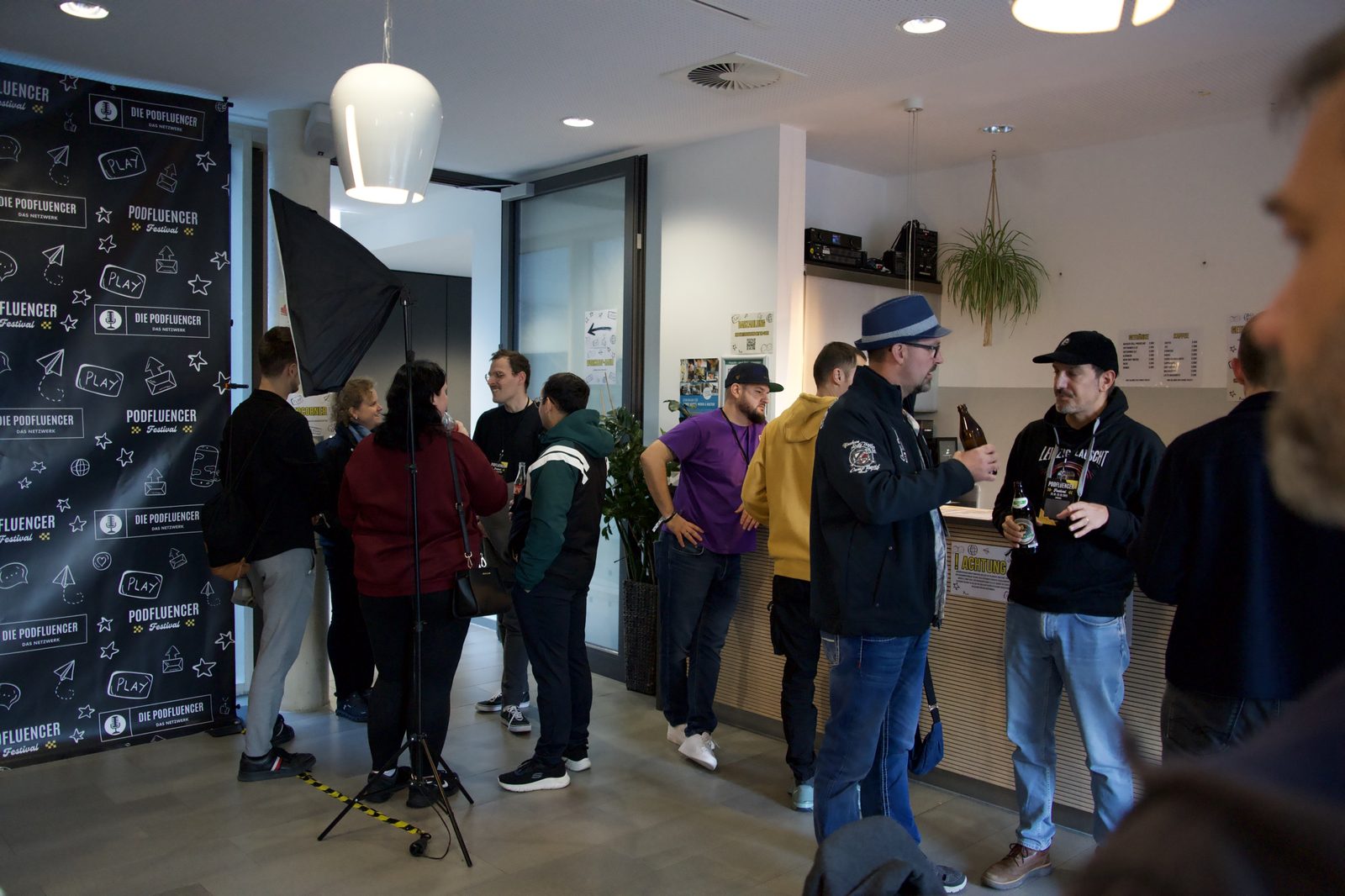 Netzwerken zwischen den Programmpunkten beim Podfluencer Festival 2025