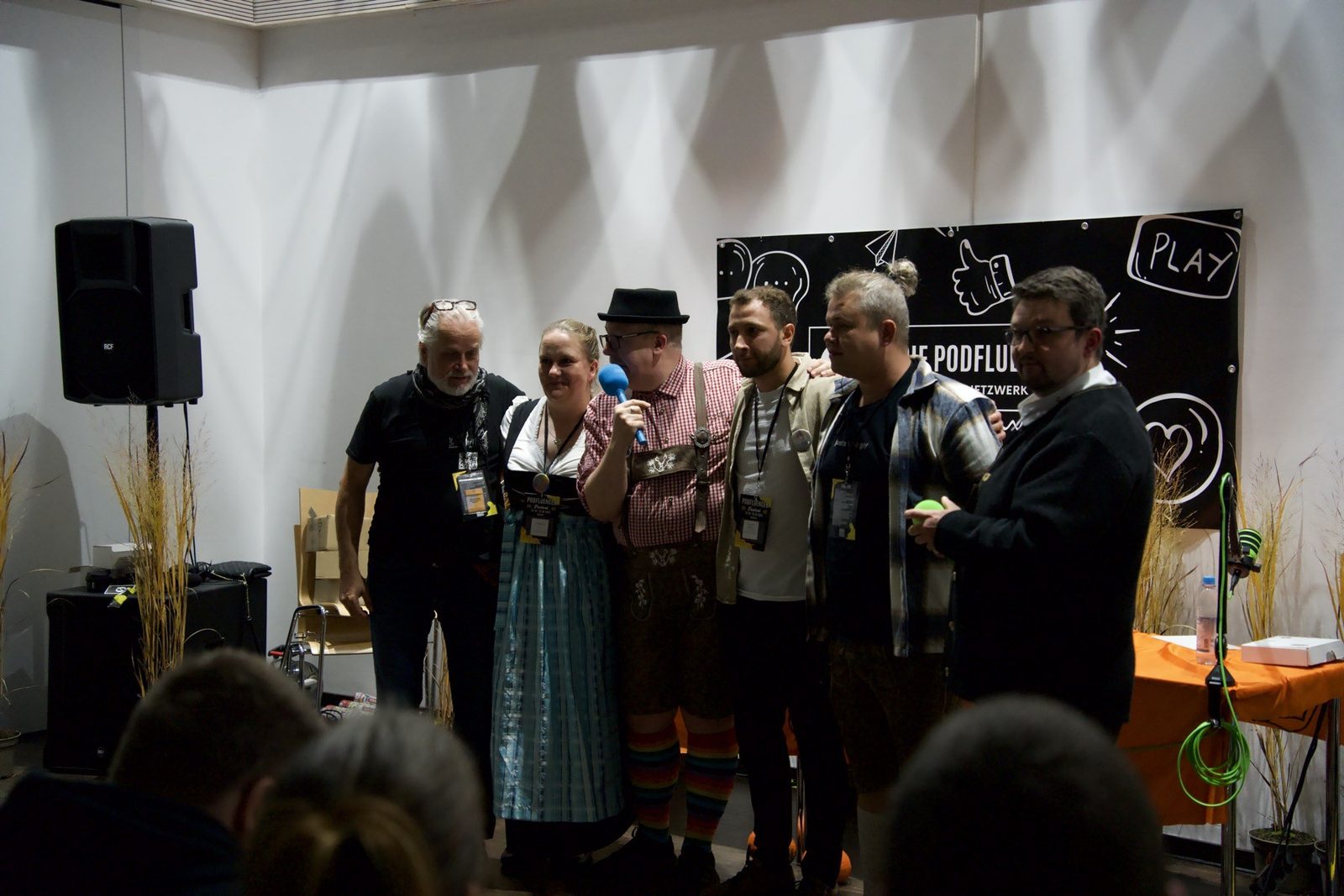 Bühnenmoment mit sechs Gästen beim Podfluencer Festival 2025